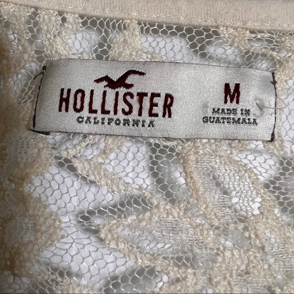 HOLLISTER Cream Lace Cropped Top with lining. Size Medium. 16” Pit to Pit.